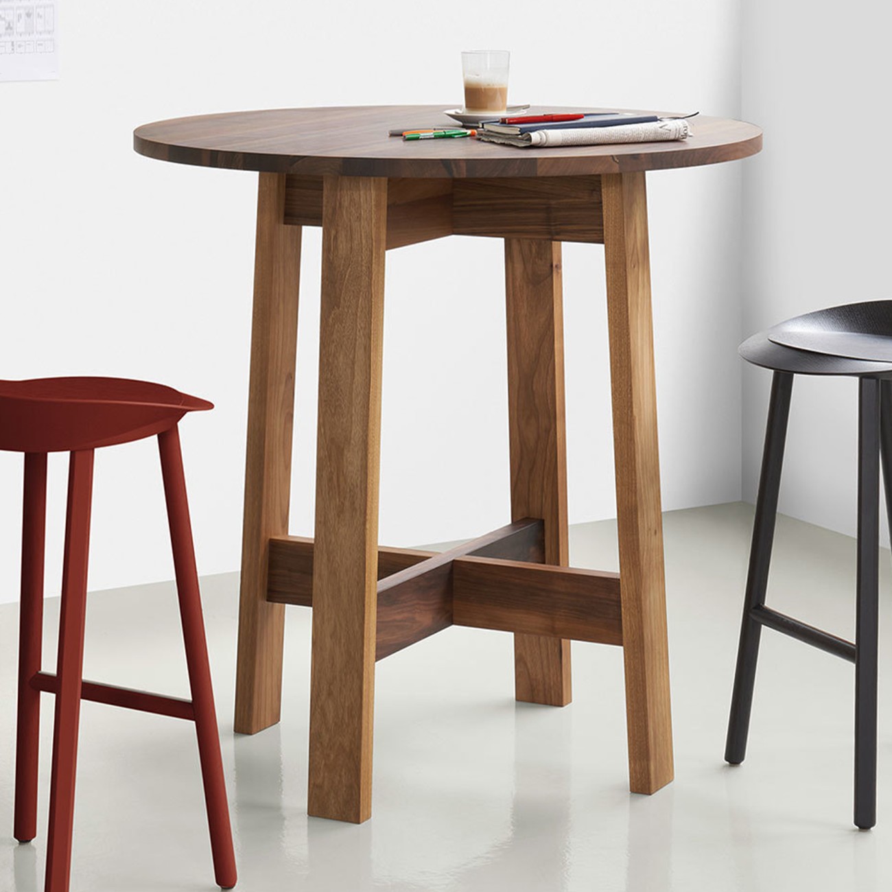 Basis Round High Table e15