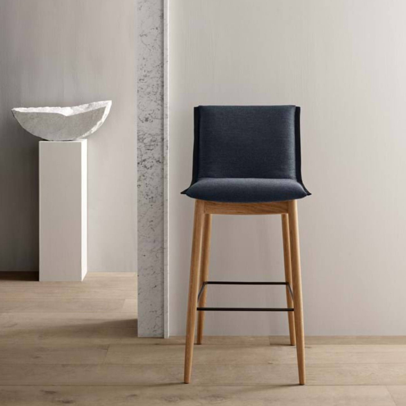 Embrace Bar Stool EOO6 Oak White Oil Carl Hansen & Son