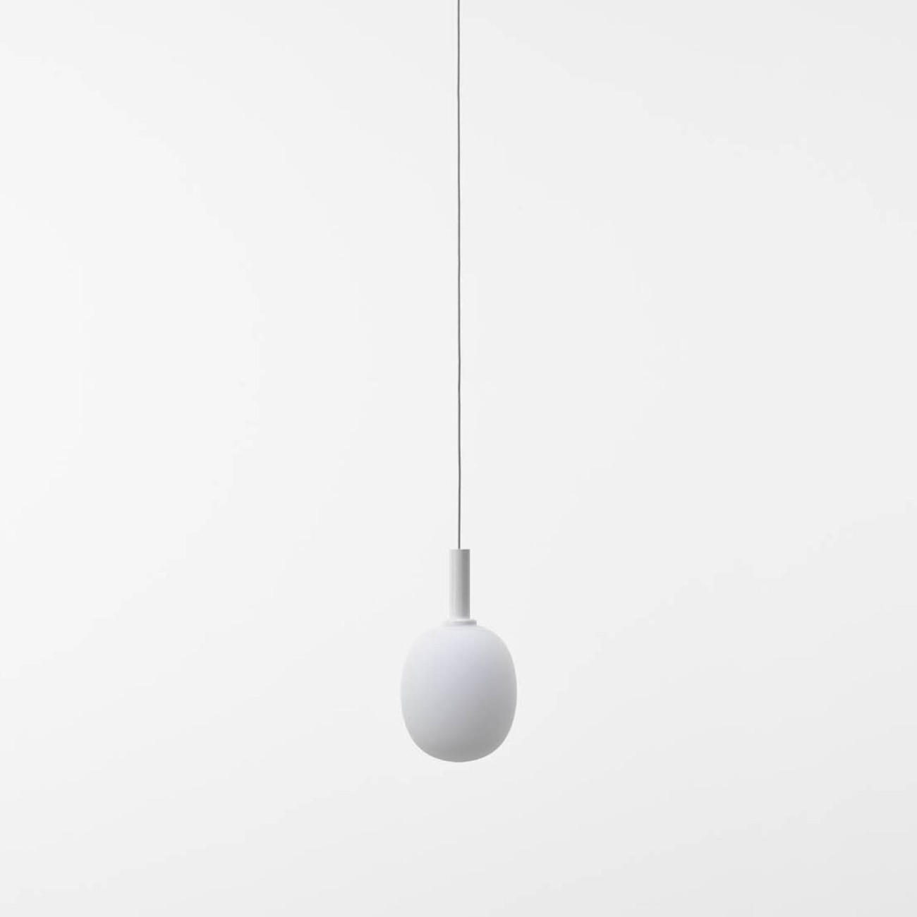 Ivy single M pendant lamp Brokis